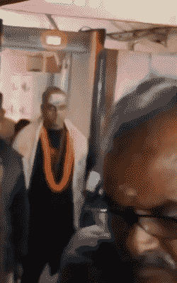 अनुपम खेर रात में काशी विश्वनाथ मंदिर के दर्शन करने पहुंचे।