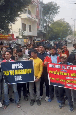 पोस्टर बैनर लेकर छात्र नारेबाजी कर रहे हैं।