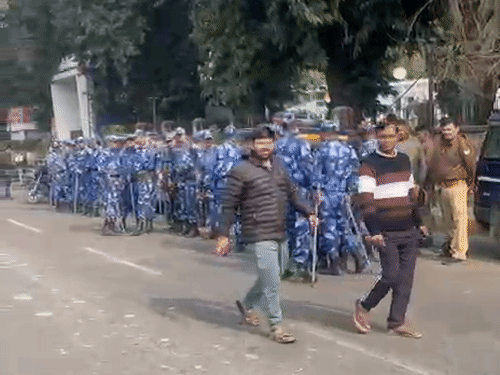 आयोग के बाहर पुलिस, PAC और RAF के करीब 300 जवान तैनात हैं।