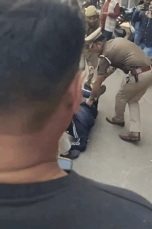 बनारस से आए छात्र अखिलेश यादव को पुलिस टांग कर ले जाने लगी तो छात्र ने इसका विरोध किया। इस दौरान छात्र को लेकर दरोगा सड़क पर गिर गए।