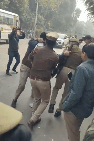 प्रदर्शन कर रहे छात्र अखिलेश यादव को पुलिस जबरन खींचकर ले जाने लगी तो जमकर धक्का-मुक्की हुई।