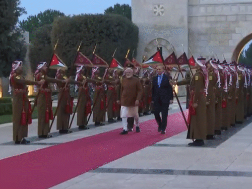 प्रधानमंत्री नरेंद्र मोदी ने जॉर्डन के किंग अब्दुल्ला से हुसैनिया महल में मुलाकात की। - Dainik Bhaskar