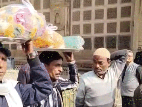तानसेन समारोह का पारंपरिक शुभारंभ हुआ। सबसे पहले हरि कथा मिलाद हुई फिर चादरपोशी। - Dainik Bhaskar