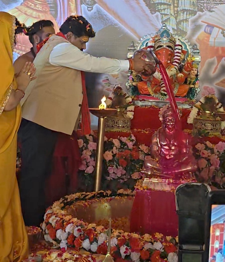 कार्यक्रम का शुभारंभ हनुमान जी के जलाभिषेक के साथ किया गया।