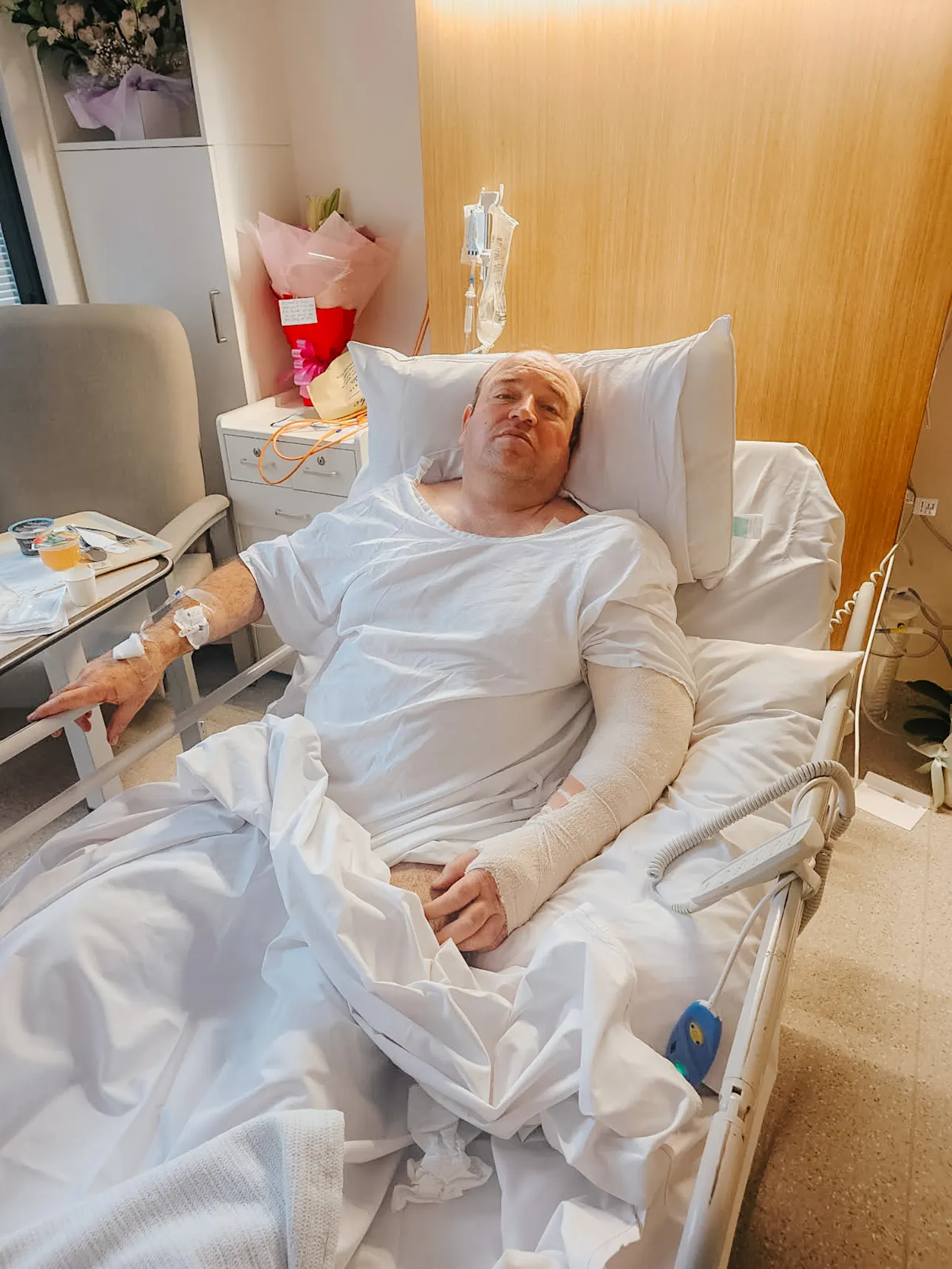 अहमद के बाएं हाथ में करीब पांच गोलियां लगी हैं। इसके अलावा एक गोली बाएं कंधे के पीछे की हड्डी में फंसी हुई है।