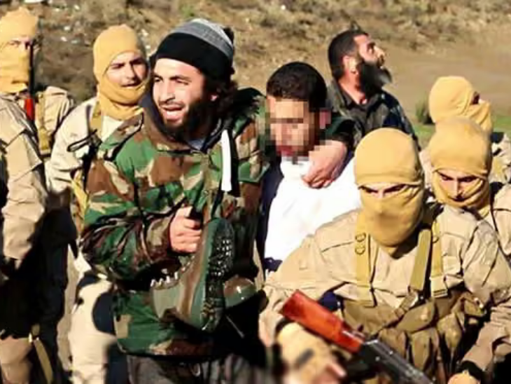 ISIS की ओर से ये तस्वीर जारी की गई थी, जिसमें बीच में (ब्लर इमेज) जॉर्डन का फाइटर पायलट मुआथ नजर आ रहा है।