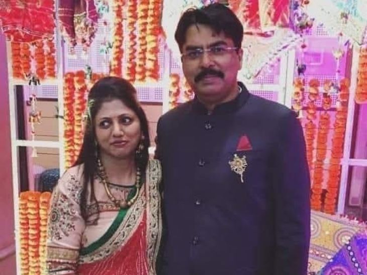 संजय सरावगी और उनकी पत्नी की फाइल फोटो।