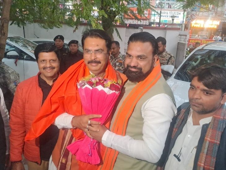 बीजेपी ऑफिस में डिप्टी CM सम्राट चौधरी ने संजय सरावगी का स्वागत किया।