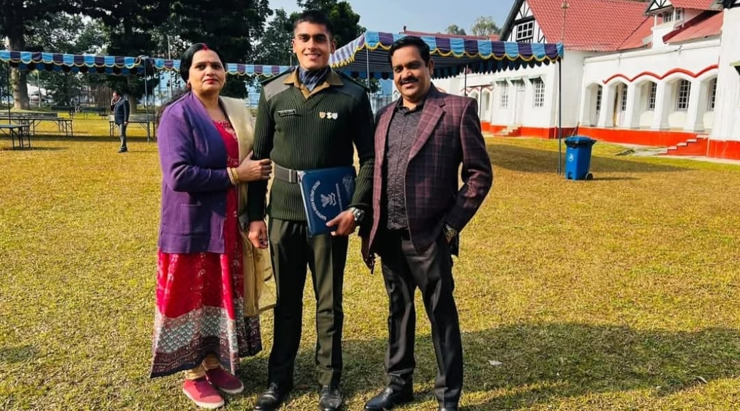 भिंड का सपूत अपने माता-पिता के साथ पासिंग परेड में रैंकिंग लेने के बाद खुशी जाहिर करता हुआ।