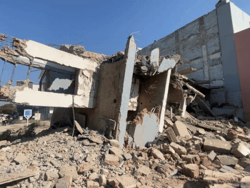 सिने वर्ल्ड तिहारी के पास मुख्य सड़क पर बनी तीन मंजिला इमारत सोमवार को धराशायी होकर गिर गई।