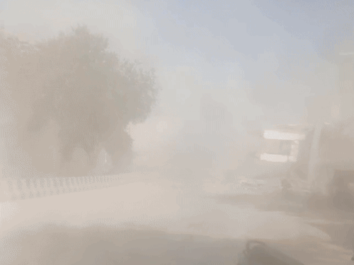 बिल्डिंग गिरने के बाद मिट्टी का गुबार निकला। इससे क्षेत्र में अफरा-तफरी मच गई।