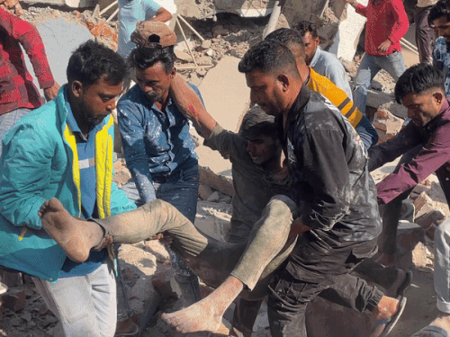 स्थानीय लोगों ने तुरंत मजदूर को बाहर निकाला और जेएलएन अस्पताल इलाज के लिए भेजा गया।