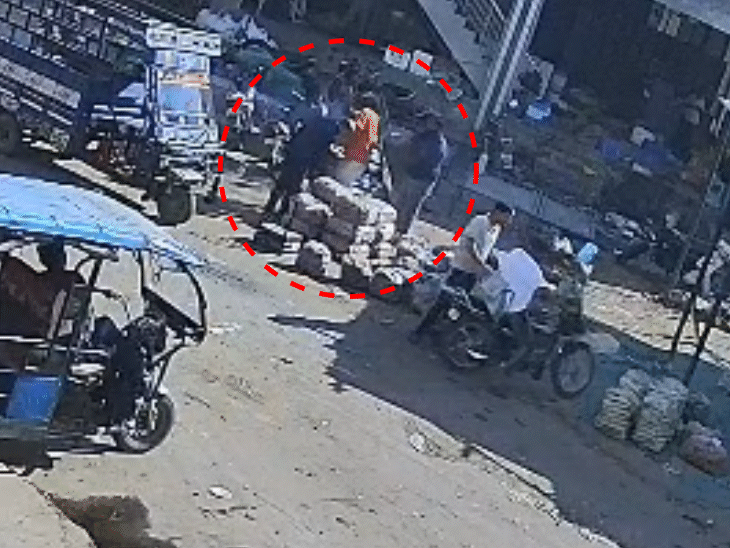 व्यापारी मंडी में अपना काम कर रहा था, तभी अचानक हमलावरों ने हमला कर दिया। व्यापारी ने अपनी जान बचाने के लिए भागने का प्रयास किया।