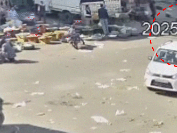 भागते हुए व्यापारी को हमलावरों ने बीच सड़क पर ही गिरा दिया।