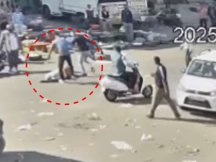 मंडी में दिनदहाड़े, हमलावर व्यापारी पर लात-घूंसों से लगातार हमला करते रहे।