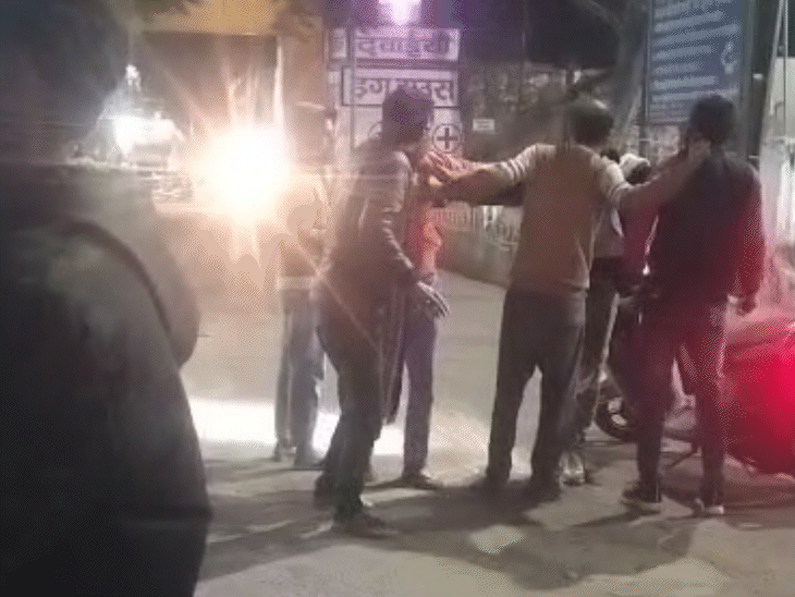 मारपीट के दौरान वहां मौजूद एक शख्स ने वीडियो बना लिया।
