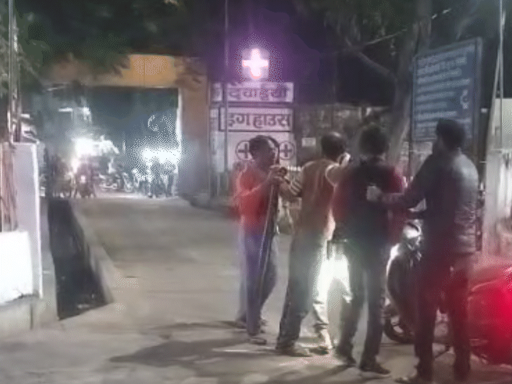 पीड़ित हाथ जोड़कर बदमाशों से छोड़ देने की गुहार लगाता रहा।