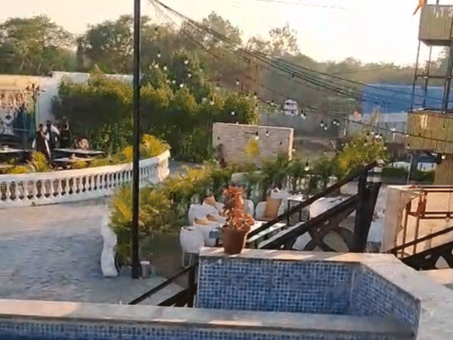 बैरागढ़ के इस रिसॉर्ट का एड्रेस दिया गया था।