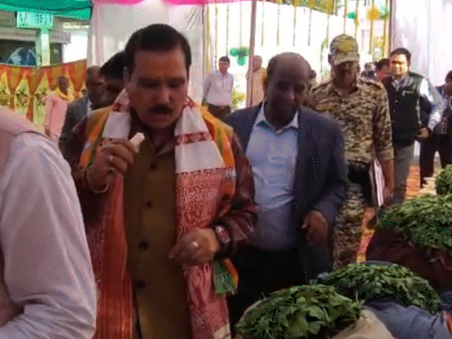 प्राकृतिक हाट बाजार में मूली और अमरूद खाते मंत्री गौतम टेटवाल।