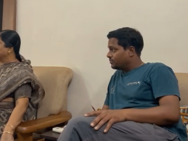 लिखीराम कांवरे की पत्नी पुष्पलता कांवरे बताती हैं कि उन्हें अनहोनी का अंदाजा हो गया था।