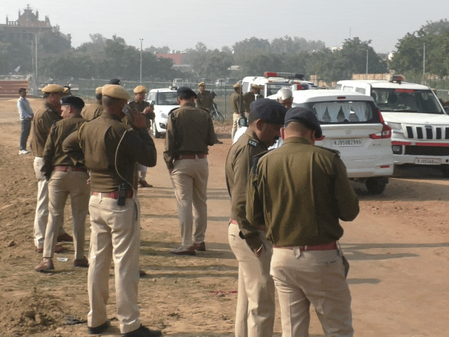 भरतपुर प्रशासन ने हेलीकॉप्टर की लैंडिंग के लिए की तैयारियां।