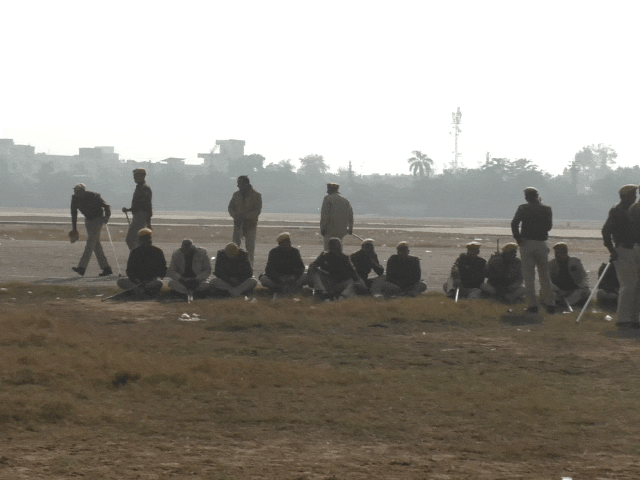 अधिकारी कॉलेज ग्राउंड में करते रहे इंतजार आगरा में हुआ सीएम का हेलीकॉप्टर लेंड।