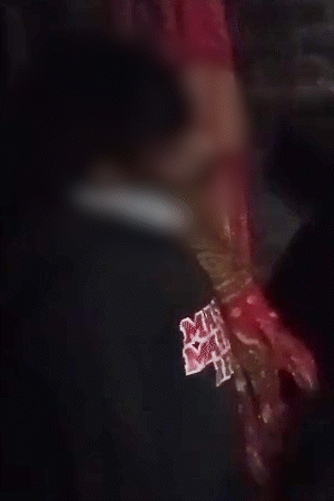 तीनों बेटियां एक फंदे से साथ लटकी मिली हैं।