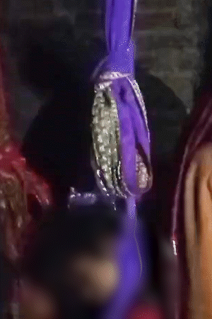 मां की साड़ी के फंदे से लटके बच्चे।