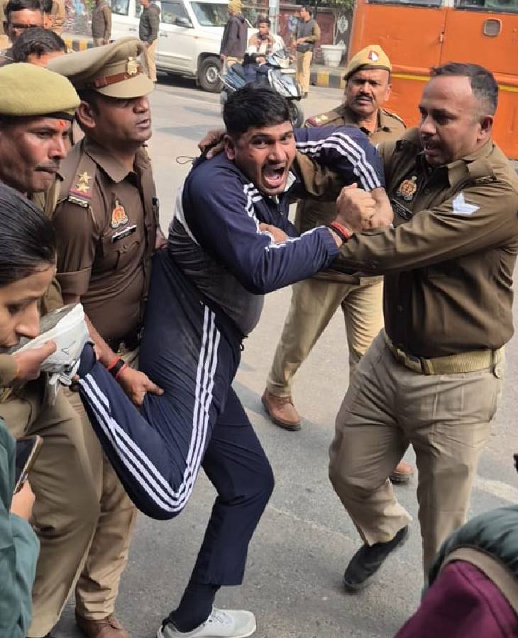 आयोग के गेट की तरफ बढ़ रहे छात्र अखिलेश यादव को 4 पुलिसवालों ने खींचकर पकड़ लिया।