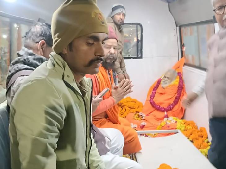 आज सुबह सरयू तट पर सुबह 10 बजे उन्हें जल समाधि दी जाएगी।