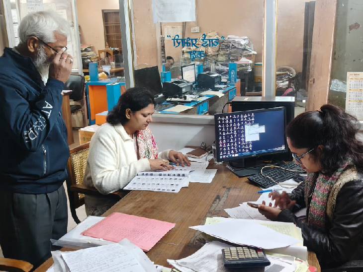 गोविंदपुरा विधानसभा के मतदान केंद्र क्रमांक 128 में जांच करती डिप्टी कलेक्टर निधि चौकसे।