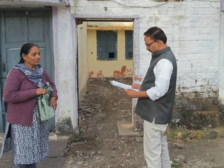 नरेला विधानसभा के शासकीय मावि सिक्योरिटी लाइन अन्ना नगर में बीएलओ अलका जैन के साथ ASDR सूची एवं गणना-प्रपत्रों की जांच एवं भौतिक सत्यापन करते उप जिला निर्वाचन अधिकारी भुवन गुप्ता।