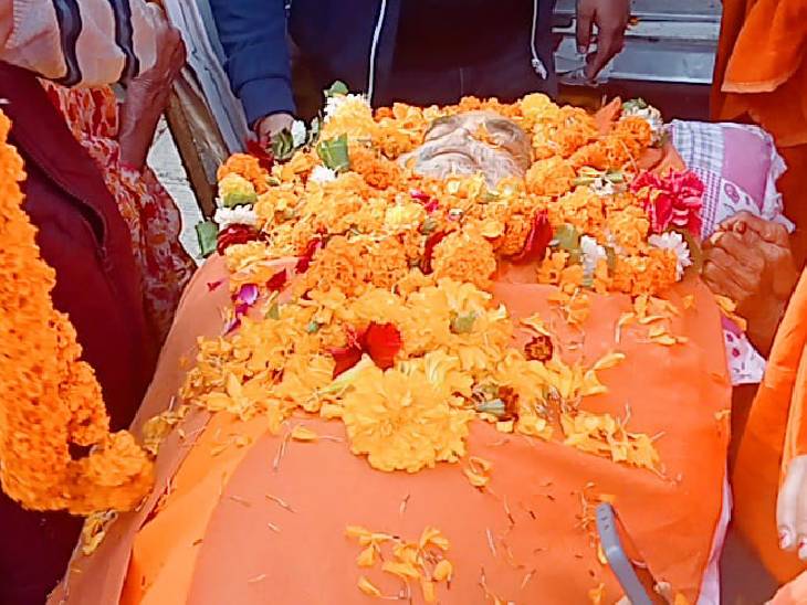 रामविलास वेदांती हनुमानगढ़ी के महंत अभिराम दास के शिष्य थे।