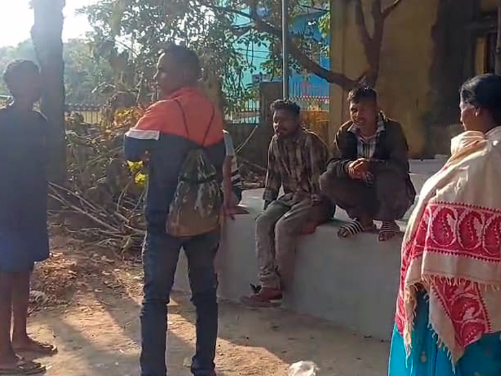 पोस्टमॉर्टम हाउस के पास जुटे लोग।