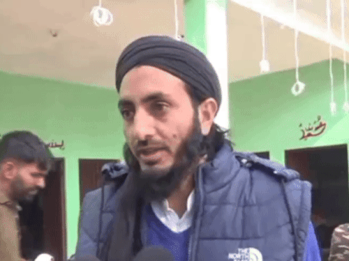 लड़की की शादी में पहुंचा मौलवी जानकारी देते हुए।