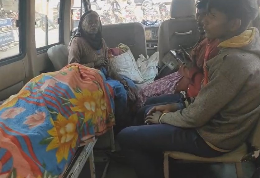 रेफर करने के बाद इलाज के लिए सदर अस्पताल ले जाते समय सुकरी कुमारी ने दम तोड़ दिया।