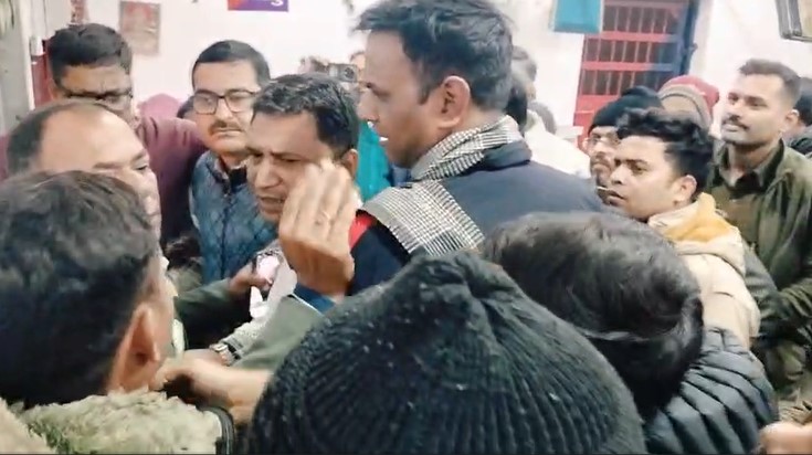 ​​​​​​​जमशेदपुर के मानगो थाना ​परिसर में दो पक्ष भिड़े,तोड़फोड़:  कार टक्कर विवाद में पुलिस पर हमला, 3 पुलिसकर्मी घायल; मची अफरातफरी – Jamshedpur (East Singhbhum) News