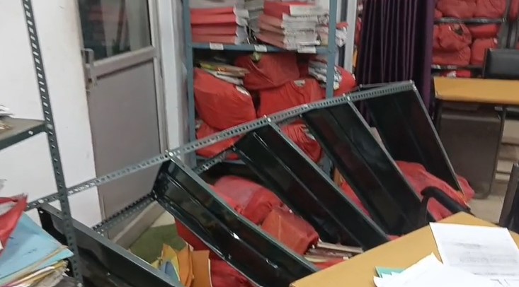 तोड़फोड़ के बाद मानगो थाने में बिखरा पड़ा सामान।