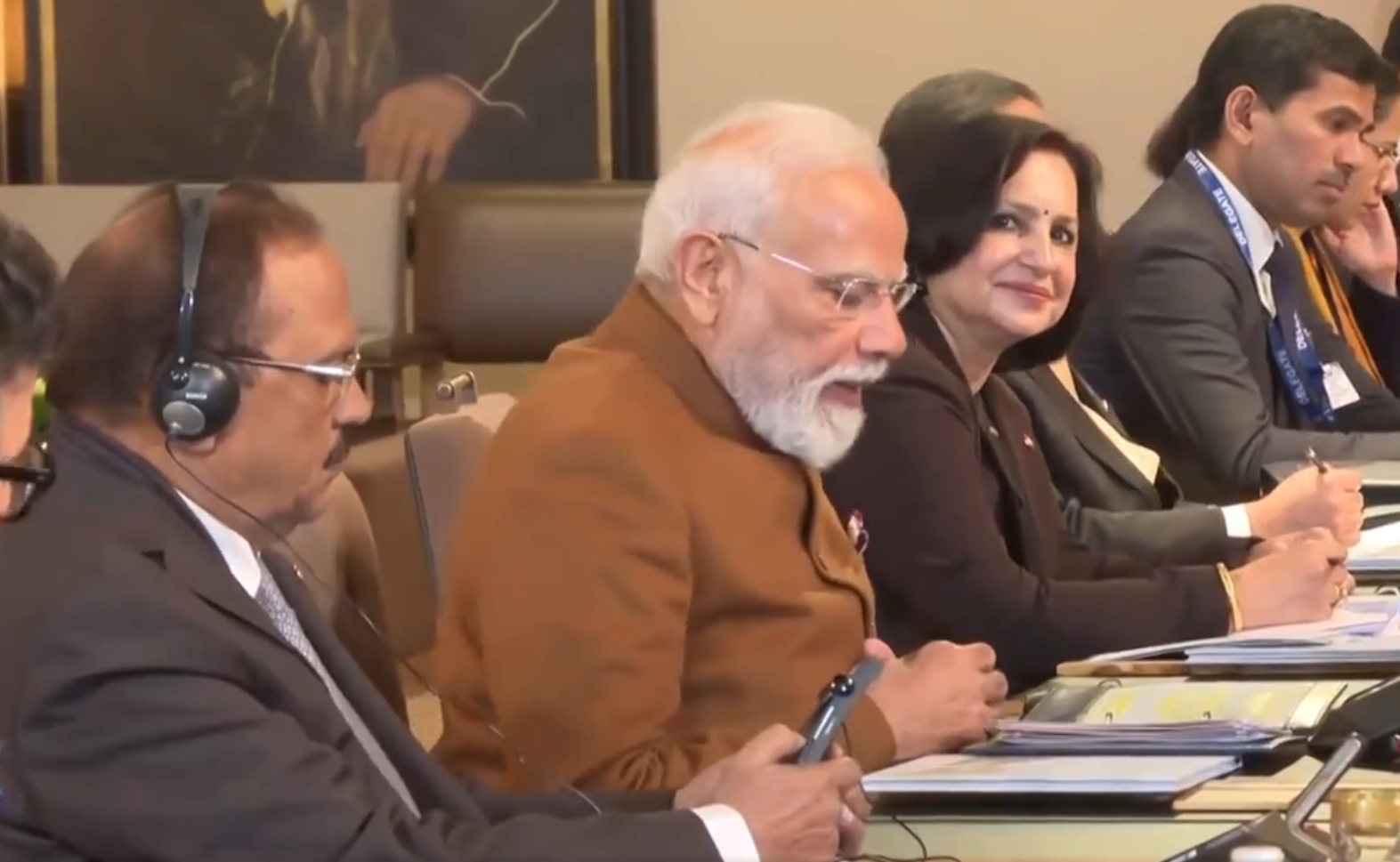 तस्वीर में NSA डोभाल (बाएं) पीएम मोदी के साथ बैठे नजर आए।