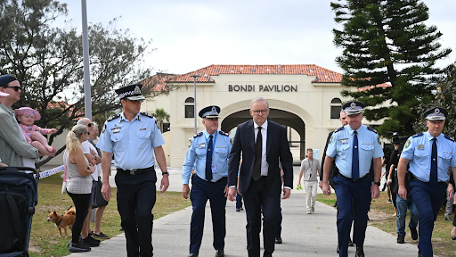 ऑस्ट्रेलिया के प्रधानमंत्री एंथनी अल्बनीज ने सिडनी के बॉन्डी बीच के पास बॉन्डी पवेलियन में श्रद्धांजलि दी, जहां दो हमलावरों ने गोलीबारी की थी। (सोर्स- द ऐज)