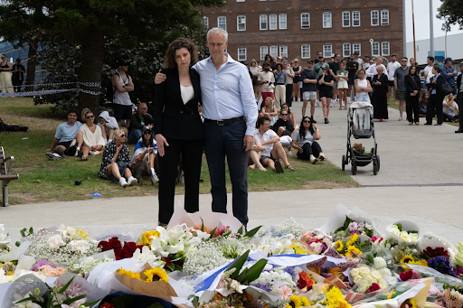 बॉन्डी बीच पर रविवार को हुए आतंकी हमले में मारे गए लोगों की याद में परिवार के लोगों ने फूल चढ़ाए। (सोर्स- द ऐज)