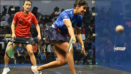 भारत की जोशना चिनप्पा (दाएं) रविवार को चेन्नई में हुए वर्ल्ड कप मिक्स्ड टीम फाइनल में हॉन्गकॉन्ग की का यी ली के खिलाफ खेलती हुईं। भारत ने यह मुकाबला जीतकर चैंपियनशिप अपने नाम की।