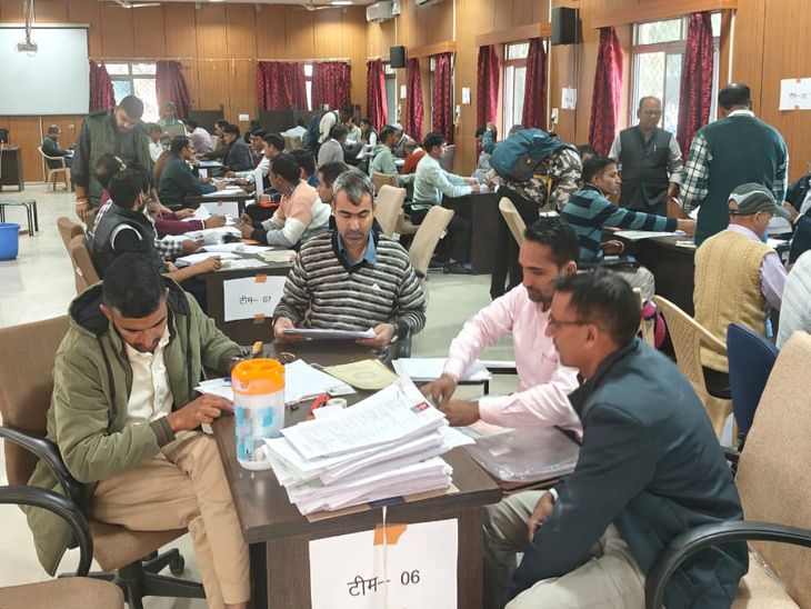 पात्रता जांच व डॉक्युमेंट्स वेरिफिकेशन करती टीम।