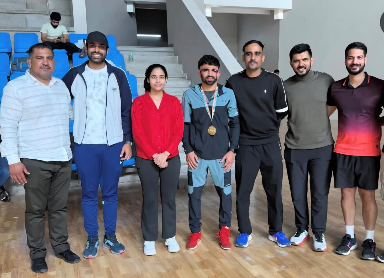 पदक जीतने के बाद टीम के साथ खिलाड़ी अमन सहरावत।