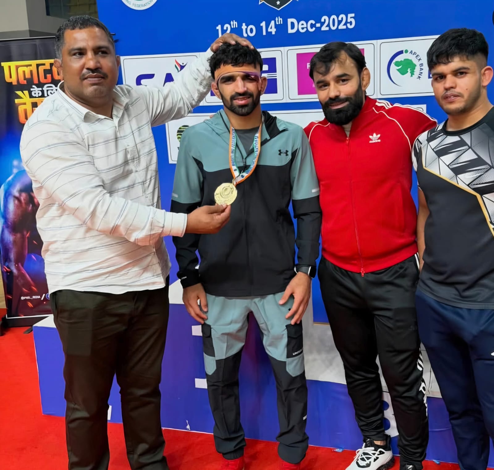 सीनियर नेशनल में स्वर्ण पदक जीतने के बाद अपने समर्थकों के साथ अमन सहरावत।