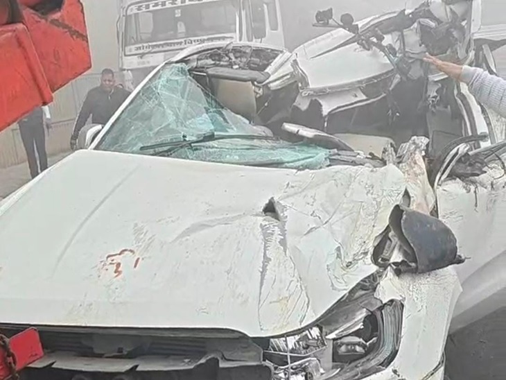 एक्सप्रेस-वे से उतरते समय फोर्ड एंडेवर गाड़ी की स्पीड़ काफी ज्यादा था।