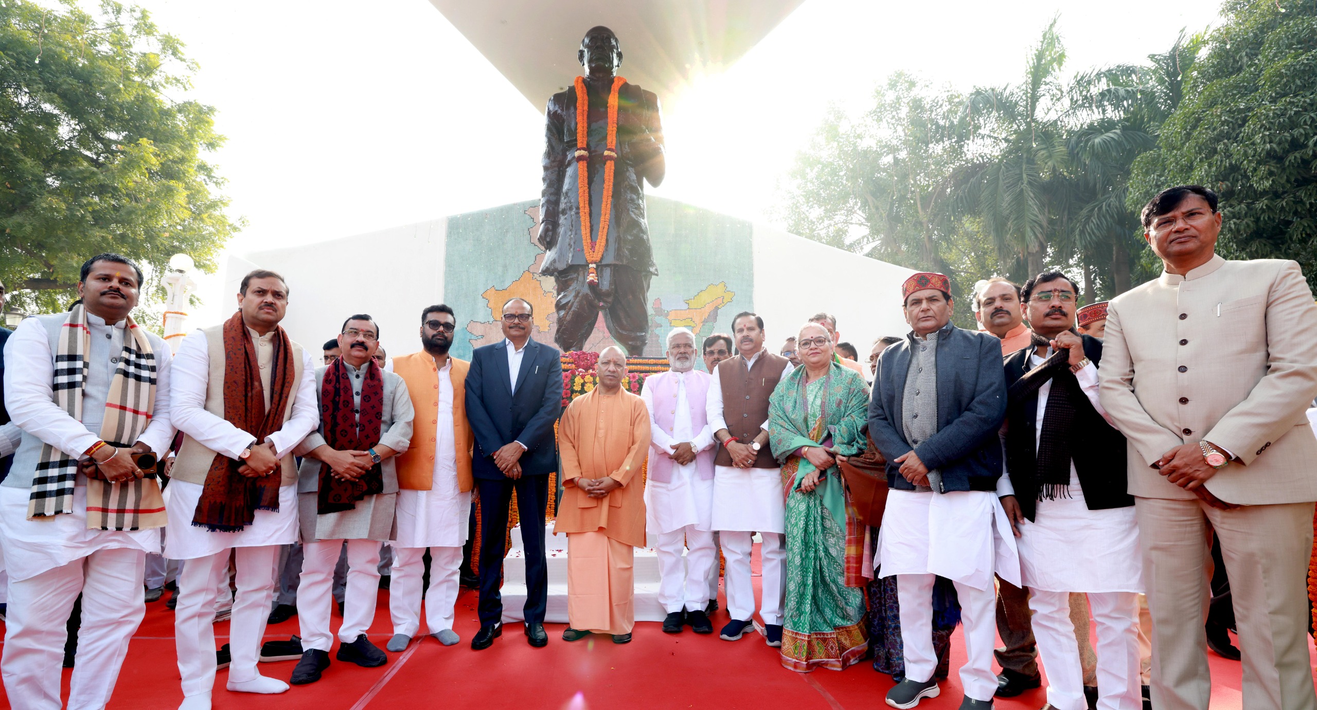 पुण्यतिथि कार्यक्रम में सीएम योगी, डिप्टी सीएम ब्रजेश पाठक, जलशक्ति मंत्री स्वतंत्रदेव सिंह, मेयर सुषमा खर्कवाल के साथ भाजपा के कई नेता मौजूद रहे।