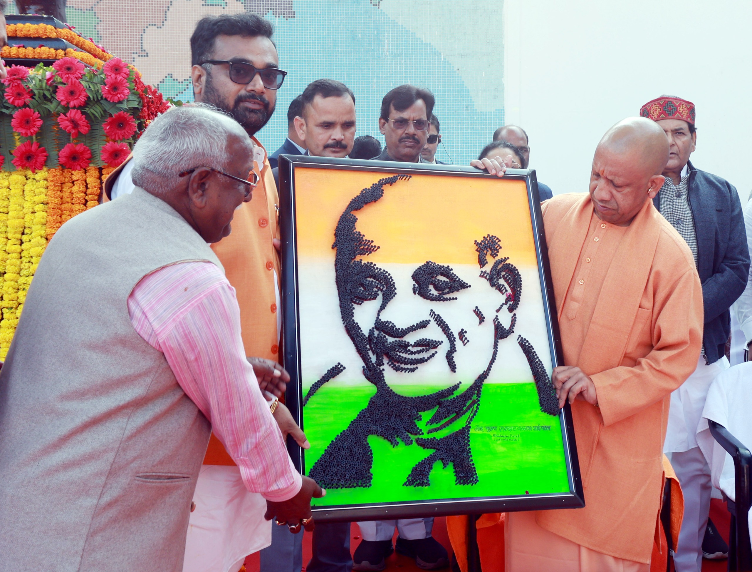 कार्यक्रम में भाजपा नेताओं ने सीएम योगी को सरदार वल्लभभाई पटेल का कैरिकेचर भेंट किया।