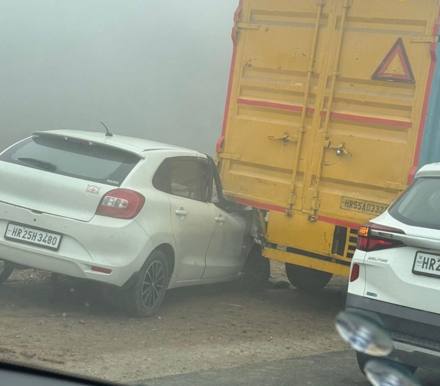हिसार में एनएच 9 पर कार डंपर में घुस गई।