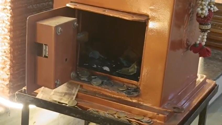 चोर दान पेटी से पूरी नोट लेकर चले गए, चिल्हर और सिक्के छोड़ गए।